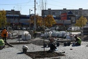 Мер обласного центру похвалився, як облаштовують площу, по якій крокуватимуть наречені (Фото)