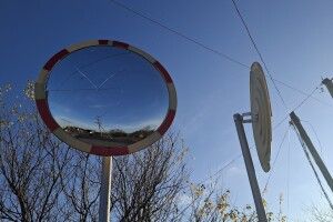 У громаді на Волині вандали розбили дзеркала безпеки та пошкодили бордюри