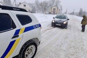 На Волині поліцейські допомагають витягувати зі снігової пастки авто (Фото)