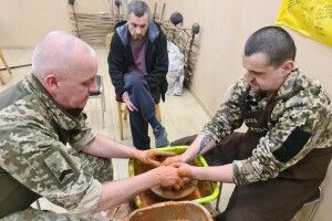 Волинський прикордонник-гончар для поранених воїнів провів заняття з глинотерапії (Відео)