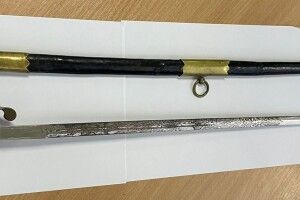 Українець намагався провезти через кордон старовинну шпагу
