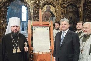 Українська церква відкриває світові обійми, російська — ​показує дулю