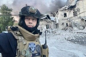 Поляк Єжи Юрчинський іде у вогонь і під завали, рятуючи українців