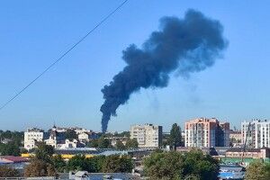 У центрі Луцька спалахнула велика пожежа: над містом здіймається чорний дим