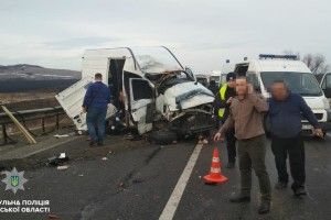 На трасі Київ-Чоп моторошна ДТП за участю мікроавтобуса та вантажівки (фото) 