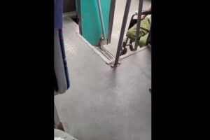  «Треба було не воювати, йо-майо»: в росії битою прогнали «героя спецоперації» без ніг (Відео)