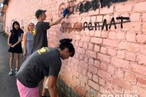 Рівненські правоохоронці боролися з рекламою наркотиків у місті
