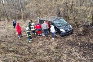На Волині – моторошна ДТП: рятувальники витягли з мікроавтобуса чоловіка, він у лікарні (Фото)