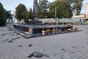 У місті на Волині вандали пошкодили пам'ятку історії та знищили клумби