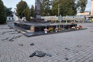 На Волині затримали чоловіка, який пошкодив гранітні плити історичної пам’ятки