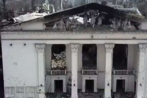 Обстріляний Маріупольский драмтеатр показали з висоти (Відео)