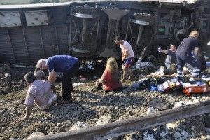 У Туреччині перекинувся поїзд з понад 350 пасажирами. Десятеро загиблих 