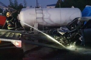 Авто влетіло в газову цистерну на АЗС, є загиблий (Фото)