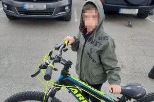 Дід з онуком приїхали на базар, купили малому ровера... і загубили один одного (Фото)