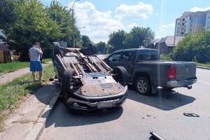 Авто перекинулося на дах: у Рівному сталася аварія (Фото)