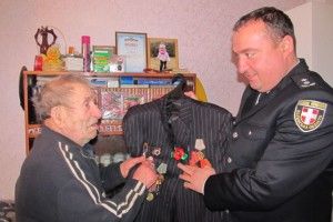 Поліція повернула ветерану вкрадений піджак  із бойовими нагородами