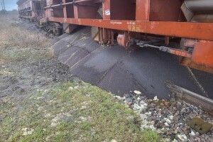 Біля міжнародного залізничного пункту пропуску «Дорогуськ-Ягодин» із трьох зерновозів висипали ріпак