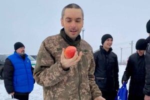 Фото дня: звільнений з російського полону український захисник куштує яблуко