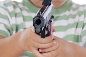У Луцькому районі підліток вистрелив з пістолета та поранив дівчинку: судили матір 