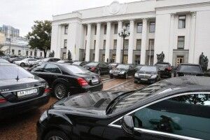 Втомлені від низьких зарплат та кризи: торік 10 нардепів оновили автопарки на 100 мільйонів гривень