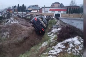 Водій втік: у Луцьку BMW злетіло з дороги в рівчак