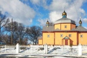 Суд заборонив виселяти родину священика Московського патріархату з церковної хати