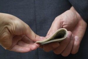 На Волині посадовиця вимагала 600 доларів за надання приміщення в оренду 