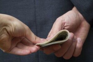 Двох волинських митників підозрюють у вимаганні й одержанні неправомірної вигоди