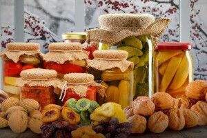Сушили фрукти, солили огірочки, варили конфітюр? Як тепер усе це зберегти?