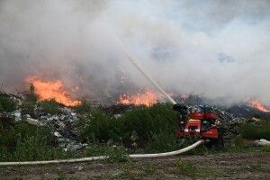 До будинків - 4 кілометри: в ДСНС розповіли про ситуацію з масштабною пожежею на сміттєзвалищі біля Рівного (Відео)