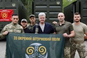 Порошенко передав у війська партію прально-душових комплексів, загалом на фронті їх вже 350