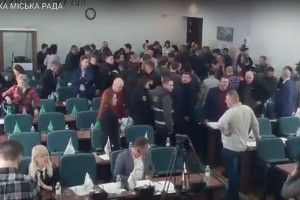 Депутати, мандати на стіл!