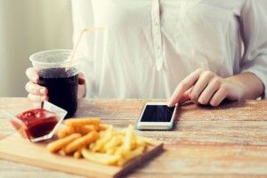 Відкладіть телефон під час їжі - це зробить вас щасливішими 