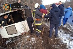Засніжило – і на Волині мікроавтобус із пасажирами злетів у кювет (Фото)