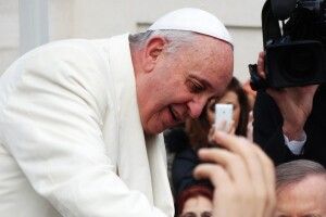 Папа Римський лайкнув «гарячу» світлину моделі. Почалося розслідування (Фото)