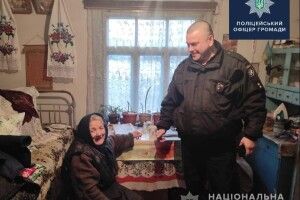 І дров нарубали, і телевізор придбали: в Устилузькій громаді поліцейські офіцери допомогли пенсіонерці