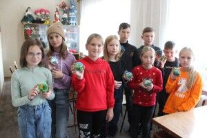 У Любешівському БДЮТ школярі творили природоохоронні магніти з гіпсу (Фото)