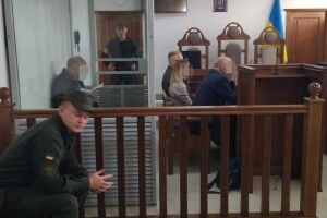 Луцького тренера Галицького в суді захищають троє адвокатів. На засідання прийшли волейболістки