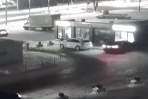 Патрульні показали відео, як BMW влетіло в кав’ярню у Луцьку 