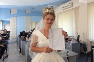 Абітурієнтка складала іспит у весільній сукні