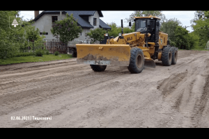 У селах Нововолинської громади грейдерують дороги (Відео)