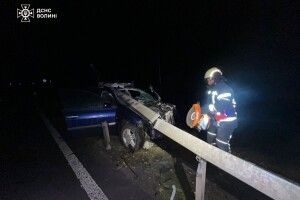 Біля Луцька авто врізалося у відбійник