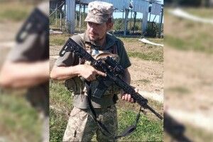 Воїн з Волині Сергій Коваль в окопі зробив опудало воїна, яке атакували… три російські дрони