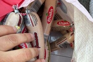 На Волині митники викрили приховану під ковбасою контрабанду світових брендів