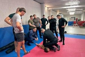 Луцьких патрульних навчають рукопашному бою