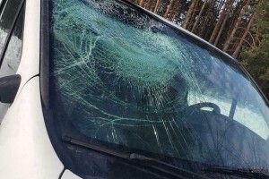 На трасі Луцьк-Рівне трапилася суто зимова ДТП: бус розтрощила крижана брила, яка злетіла з даху зустрічної вантажівки (Фото)