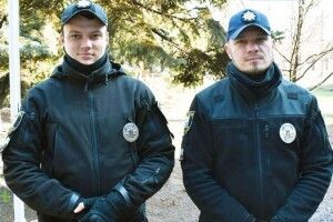 Патрульний встиг ухопити 38-річну жінку, яка хотіла вистрибнути з вікна квартири на восьмому поверсі