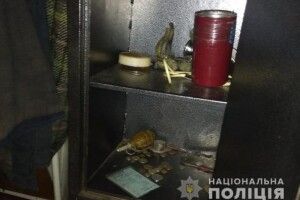Вдома у волинянина, якого здав поліції невідомий, знайшли зброю і арсенал наркотиків (Фото)