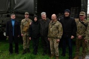 Подарунки на річницю: Порошенко привіз техніку артилеристам, які потопили «москву»