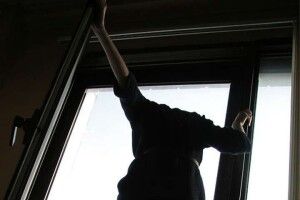 У Луцьку з вікна чотириповерхівки випала дівчина